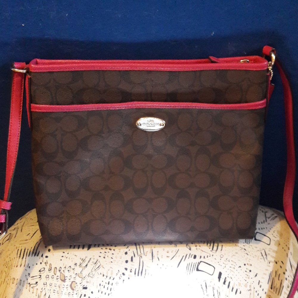 Coach purse zipper on top shoulder bag, classic .